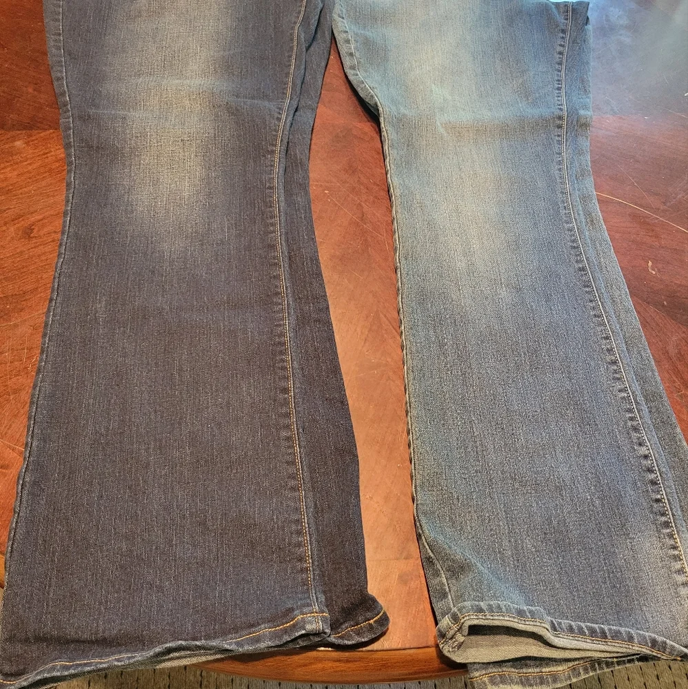 Plus Size Old Navy Midrise Curvy Bootleg Denim Jeans - Picture 2 of 2